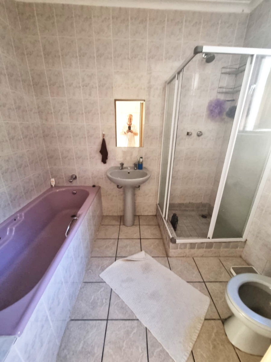 5 Bedroom Property for Sale in Vierlanden Western Cape